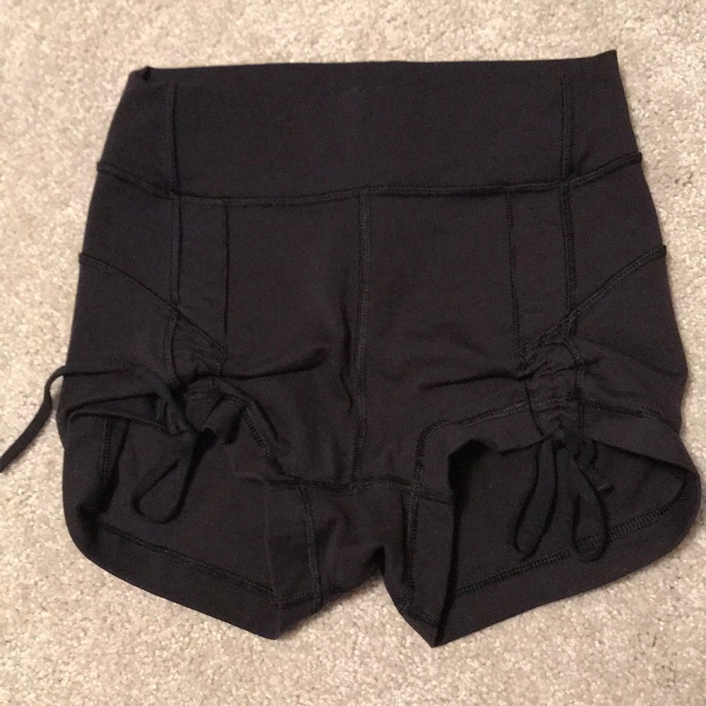 black lululemon shorts